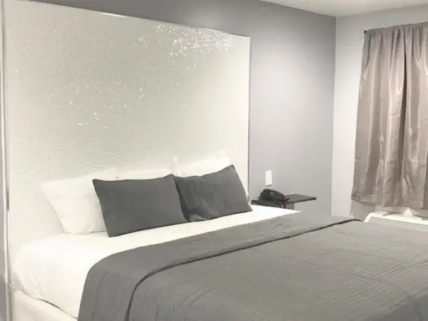 Ramsey Inn & Suites 8